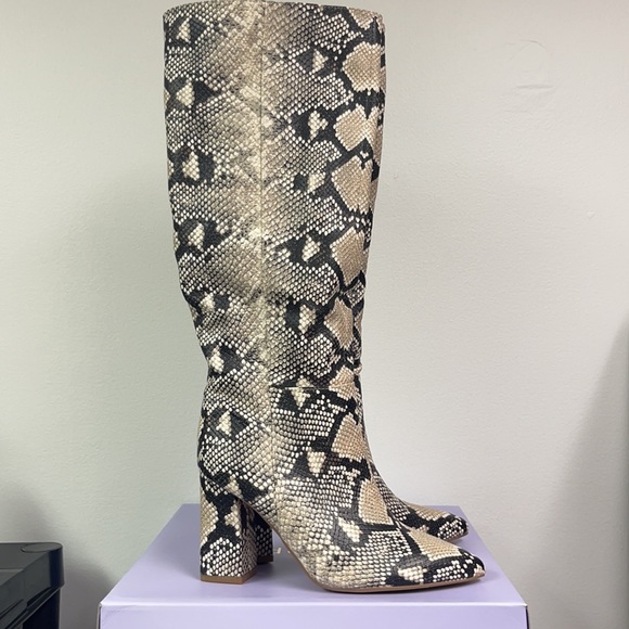 Brand new Madden Girl Woman’s Boots. Size 6. Comes with box but no top. - Picture 4 of 10